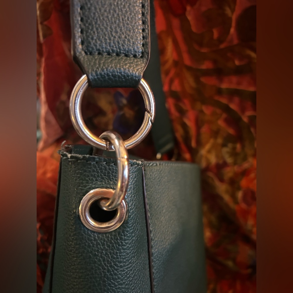 🌲GUESS Authentic Guess 'Cami' Crossbody Bucket Bag 👜 preloved💚 - Picture 10 of 15